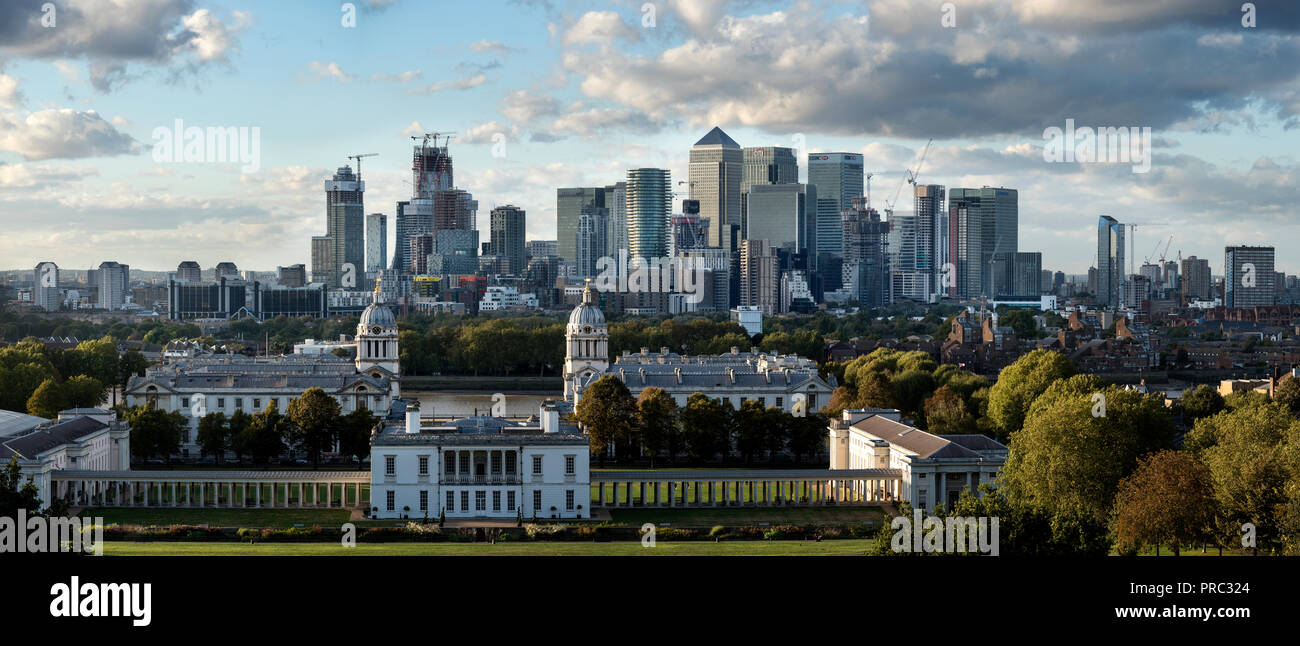 Londra Panorama dal parco di Greenwich, in Inghilterra, Regno Unito. 22 settembre 2018 del XX e XXI secolo Canary Wharf città complesso finanziario sulla Isle of Dogs Foto Stock