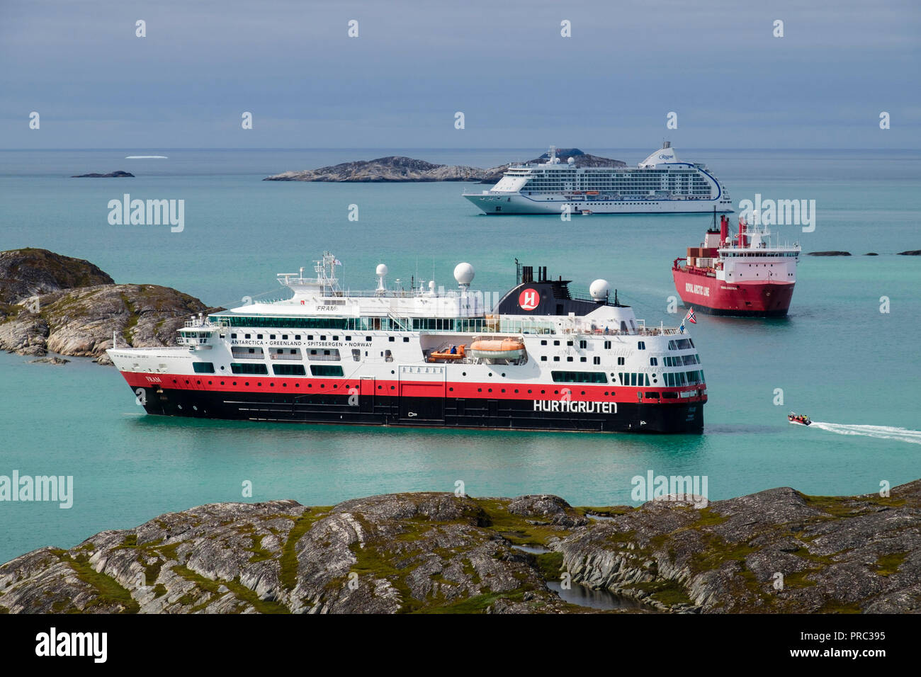 Royal linea artico nave portacontainer vela trascorsa a visitare le navi da crociera MS Fram e Seven Seas Voyager ancorato nel fiordo Kuannersooq. Paamiut Groenlandia Foto Stock