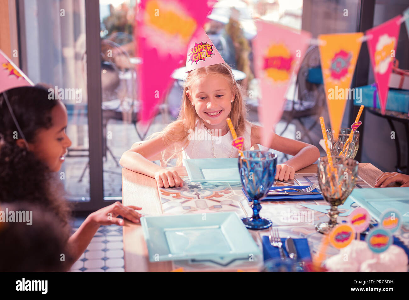 Bambini positivo guardando le piastre e la sensazione di fame Foto Stock