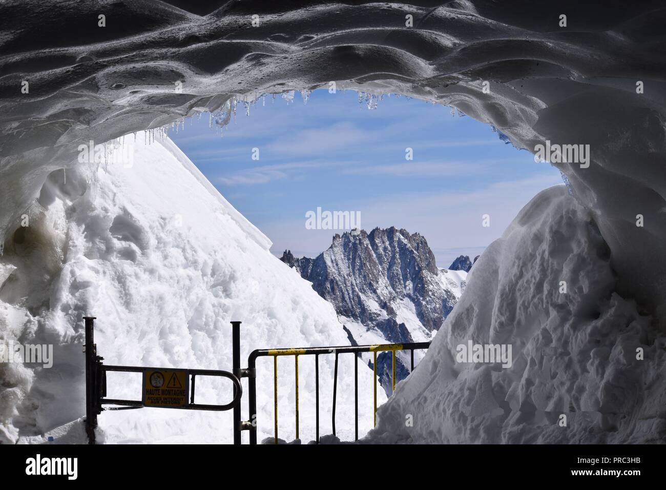 Vista Gateway da Aiguille du Midi Station delle montagne. Questo è l'ingresso l'alpinismo prendere. Foto Stock