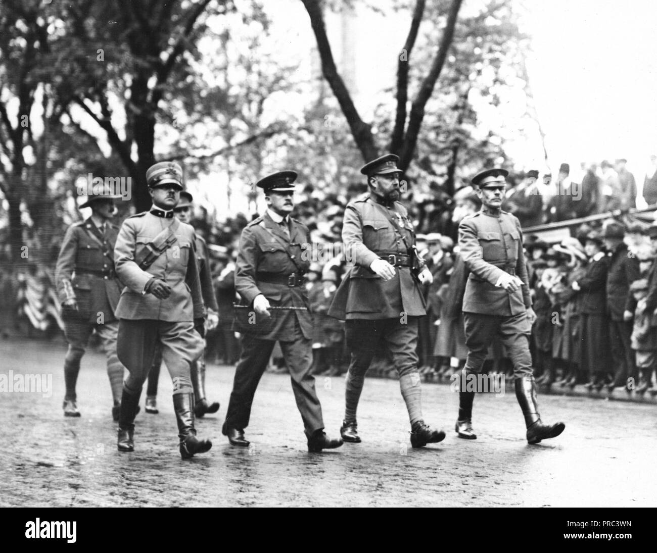 Il Memorial Day, 1918 - alleati che fanno onore al nostro morto. L annuale Giorno Memoriale della parata è stata onorata dalla presenza degli Alleati per gli ufficiali e i distacchi dei militari che hanno marciato in linea con gli Stati Uniti di veterani della guerra civile e i giovani uomini che formano il nuovo esercito. Riverside Drive, N.Y. Mostra fotografica di Allied ufficiali marciando in linea Canadese, Italiana, Inglese e Belgio Foto Stock