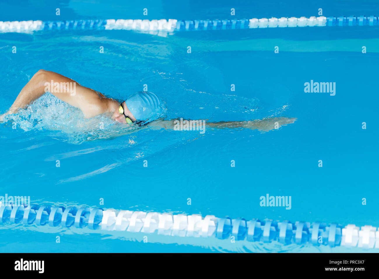 Freestyle nuotatore in piscina Foto Stock
