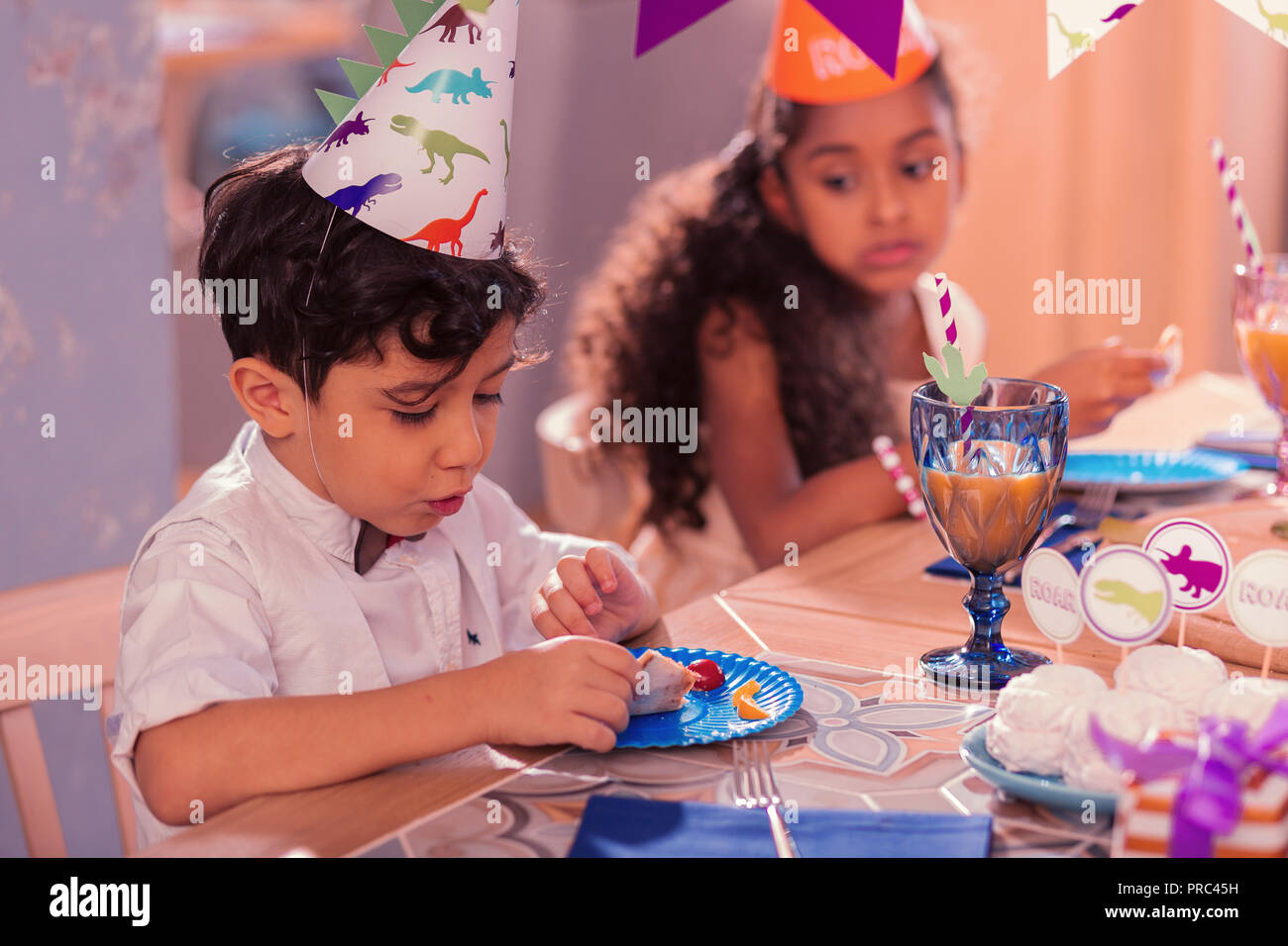 Attenzione boy mettendo la pizza sulla piastra e il suo amico cercando Foto Stock Attenzione boy mettendo la pizza sulla piastra e il suo amico cercando Foto Stock