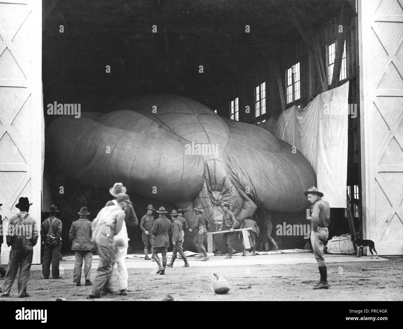 Esercito Scuola di palloncino, Fort cantonale, Okla. Il palloncino in hangar Foto Stock