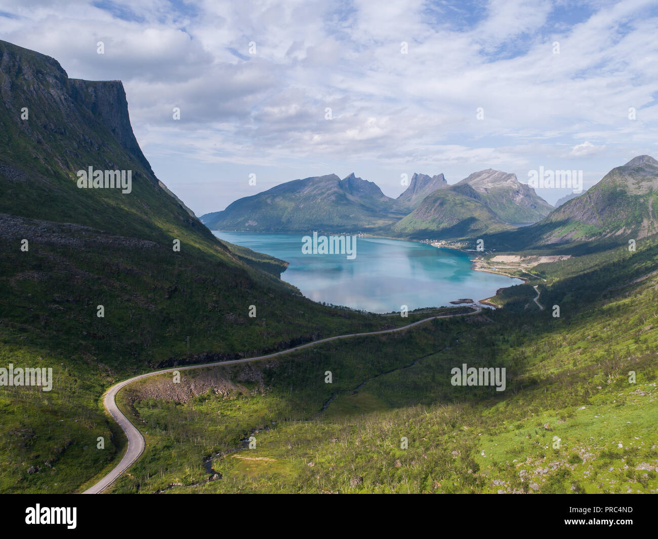 Vista aerea di una strada nel paesaggio di montagna al giorno d'estate e di sole Foto Stock