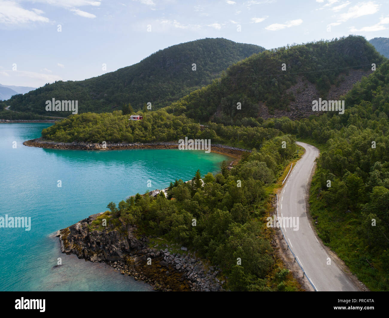 Vista aerea di una strada nel paesaggio di montagna al giorno d'estate e di sole Foto Stock