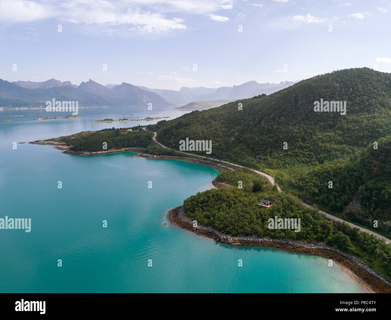 Vista aerea di una strada nel paesaggio di montagna al giorno d'estate e di sole Foto Stock