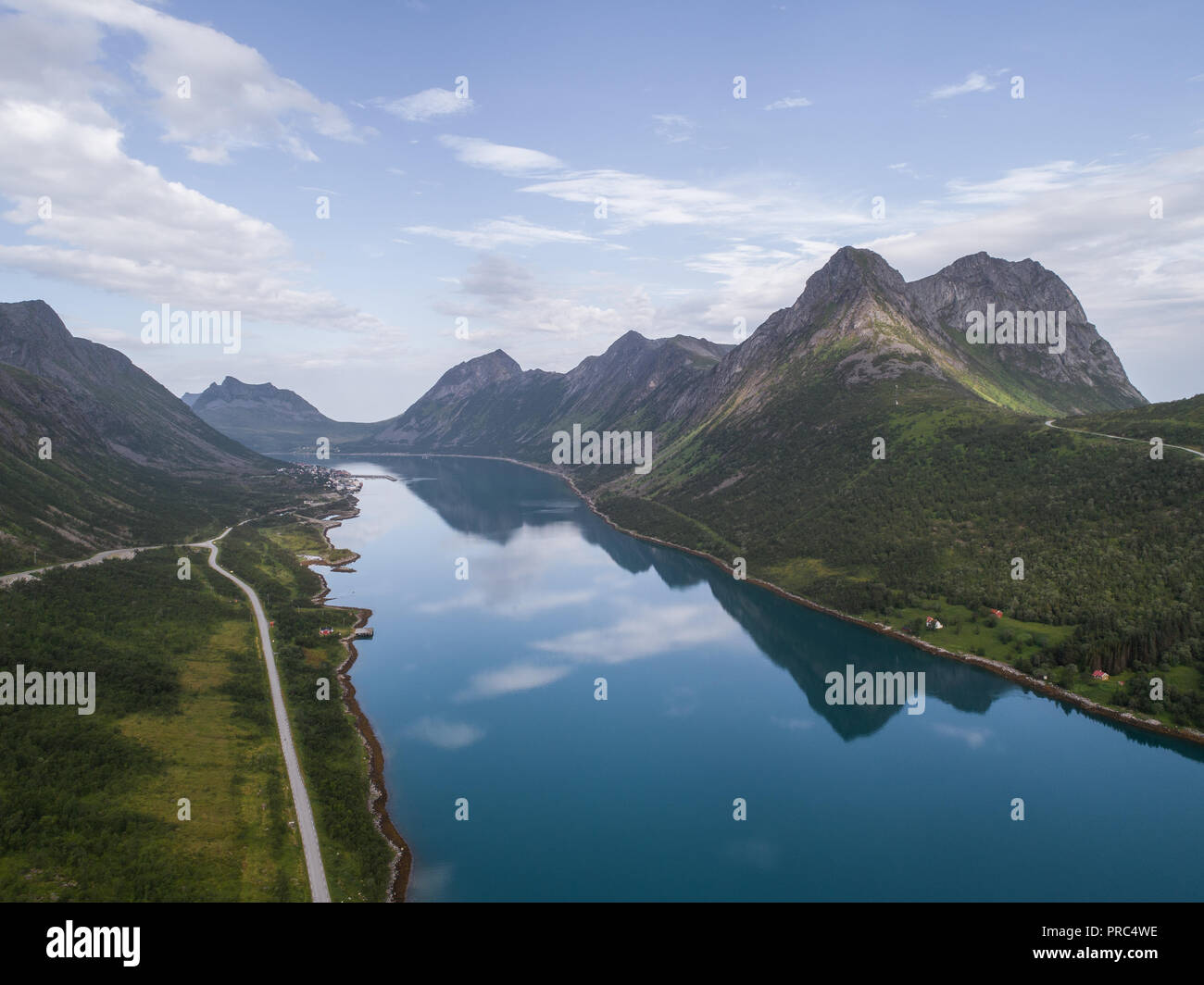 Vista aerea di una strada nel paesaggio di montagna al giorno d'estate e di sole Foto Stock