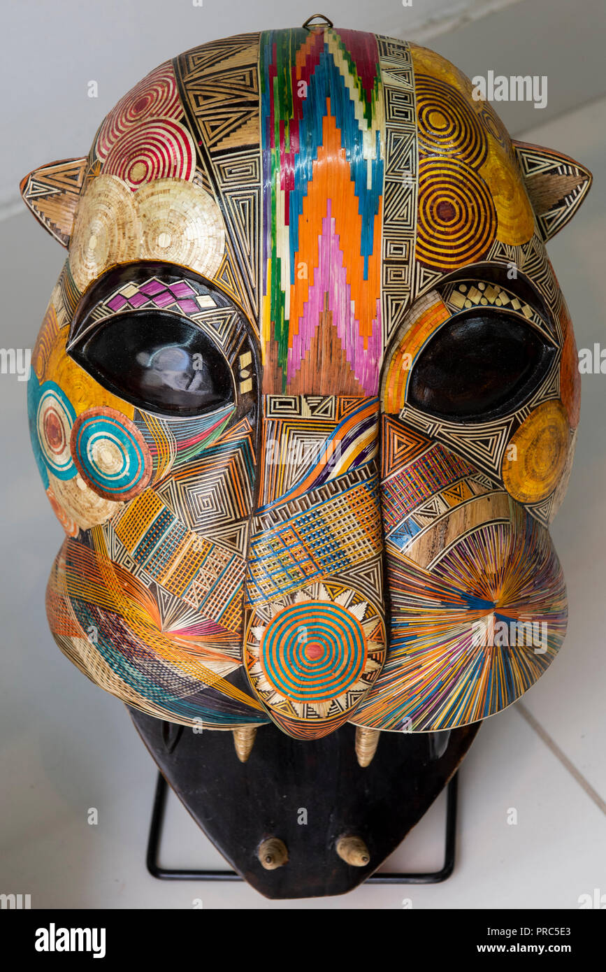 Sud America, Colombia Cartagena. Artigianato tradizionale negozio di  souvenir in vendita nella Città Vecchia. Intricato panther maschera di  paglia Foto stock - Alamy