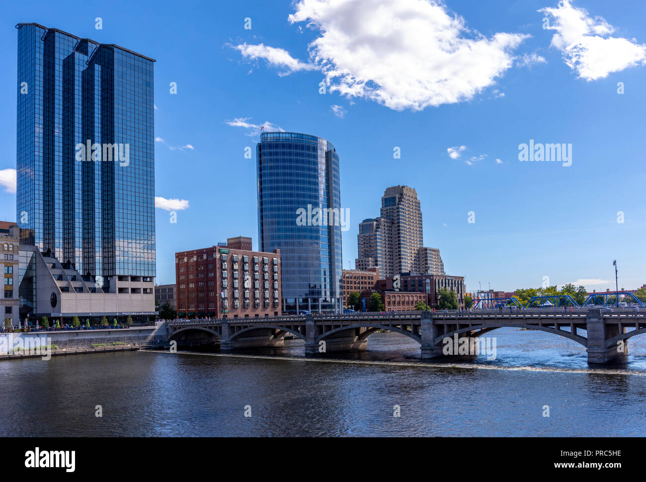 Pearl Street ponte sopra il gran fiume con lo skyline di Grand Rapids, Michigan in background. Foto Stock