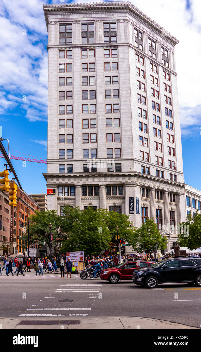 La folla, motociclette e auto di fronte di Grand Rapids Banca Nazionale McKay Tower 146 Monroe Center NW, Grand Rapids, Michigan. Foto Stock