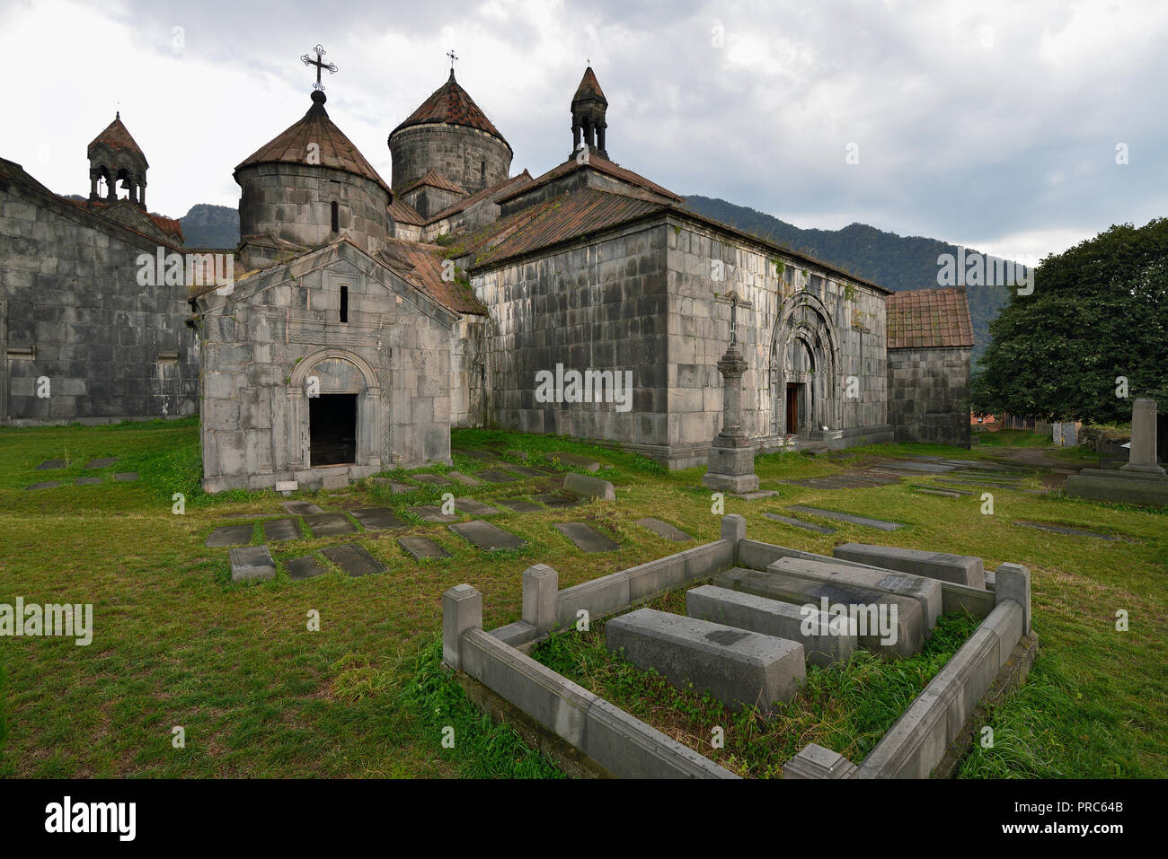 Armenia, Haghpat monastero in Armenia, sito del patrimonio mondiale dall'Unesco. Khatchkar, o croce in pietra a decorare Foto Stock