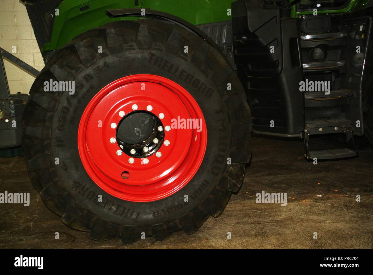 Una grande ruota nera e rossa del trattore, uno pneumatico Foto Stock