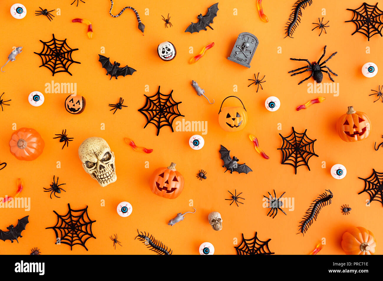 Sfondo arancione con raccolta di oggetti di Halloween vista aerea Foto Stock