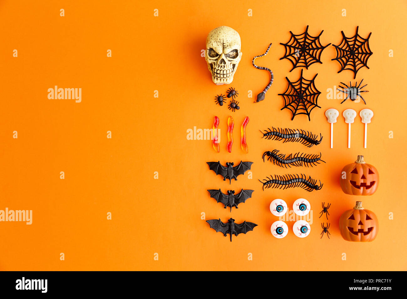 Raccolta di oggetti di Halloween con copia spazio a lato Foto Stock
