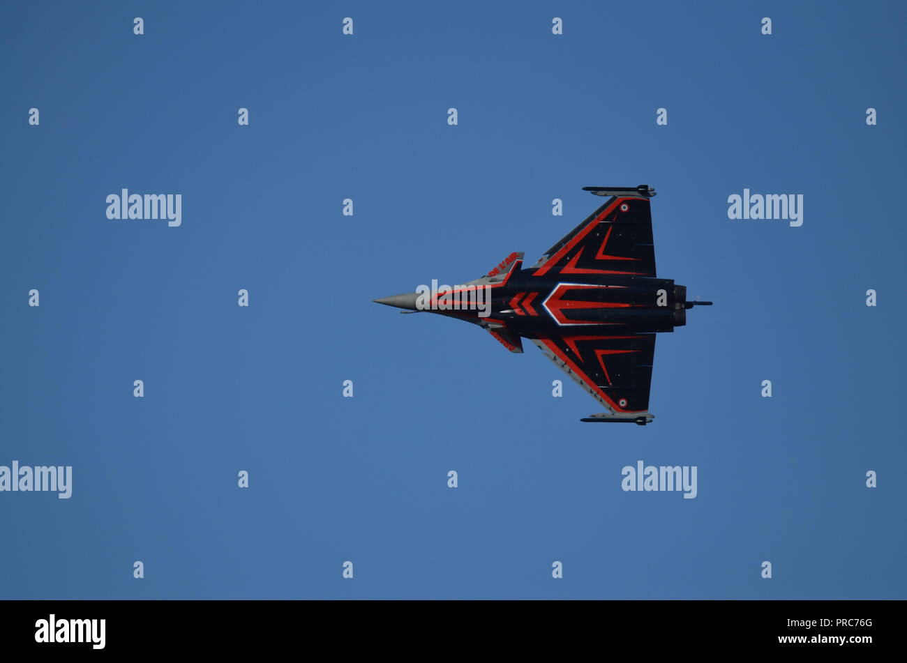 Un francese Rafale fighter in volo durante il Francazal air show vicino a Tolosa. Foto Stock