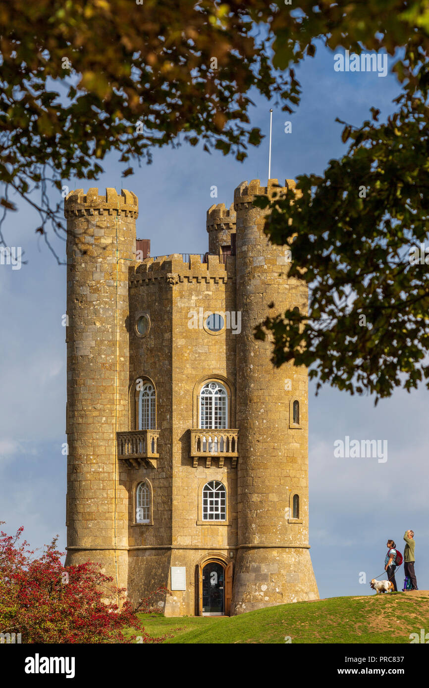 Broadway Tower sulla cima di Broadway Hill, Cotswolds, Inghilterra Foto Stock