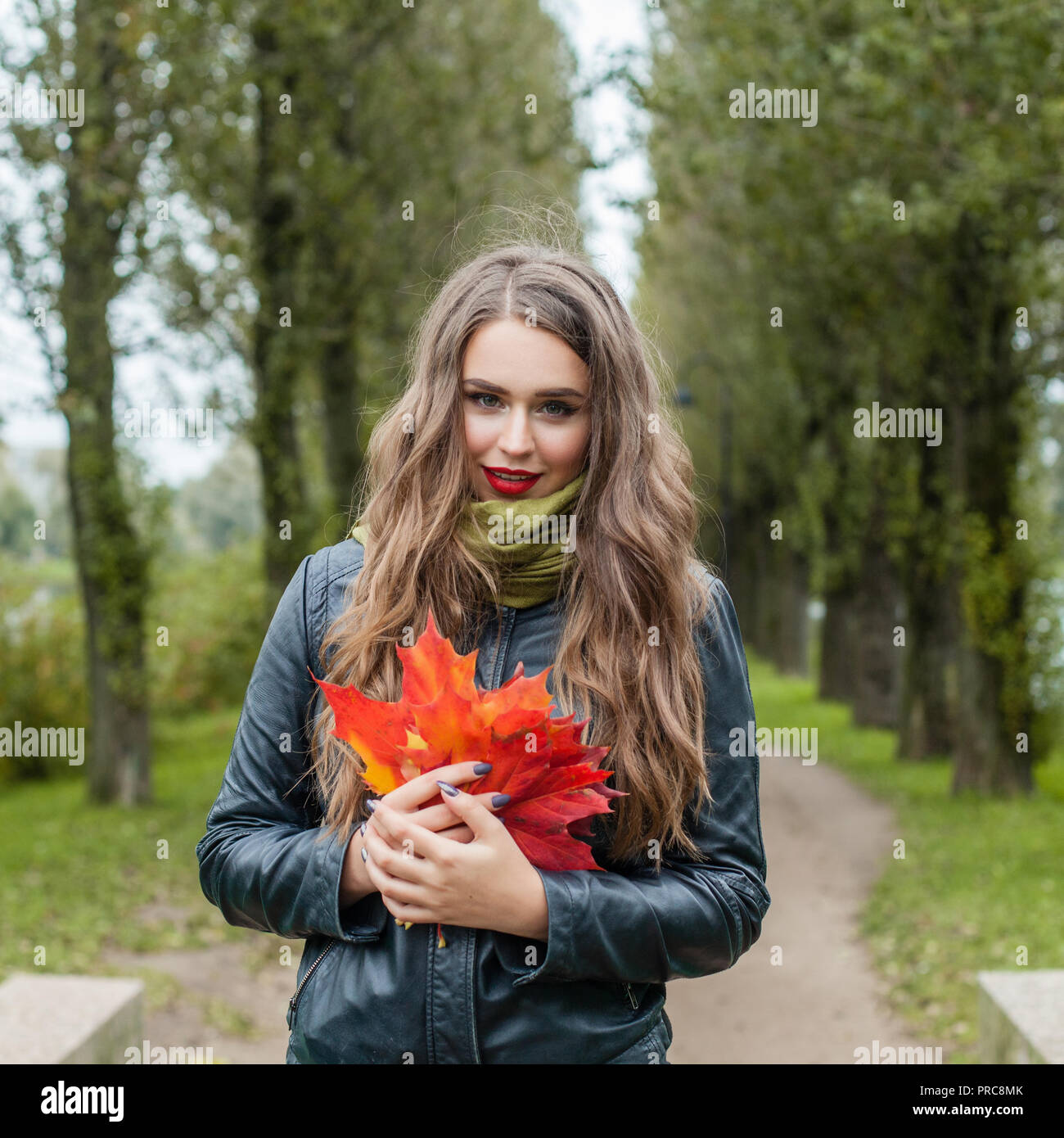 Donna Autunno all'aperto. Giovani modello femminile in autunno park Foto Stock