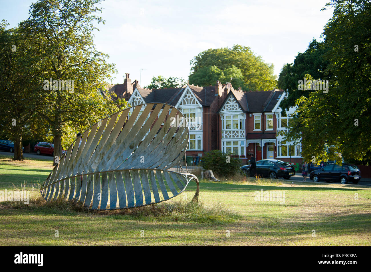 Scultura di foglie nello spazio aperto Grove a Harrow on the Hill Londra Foto Stock