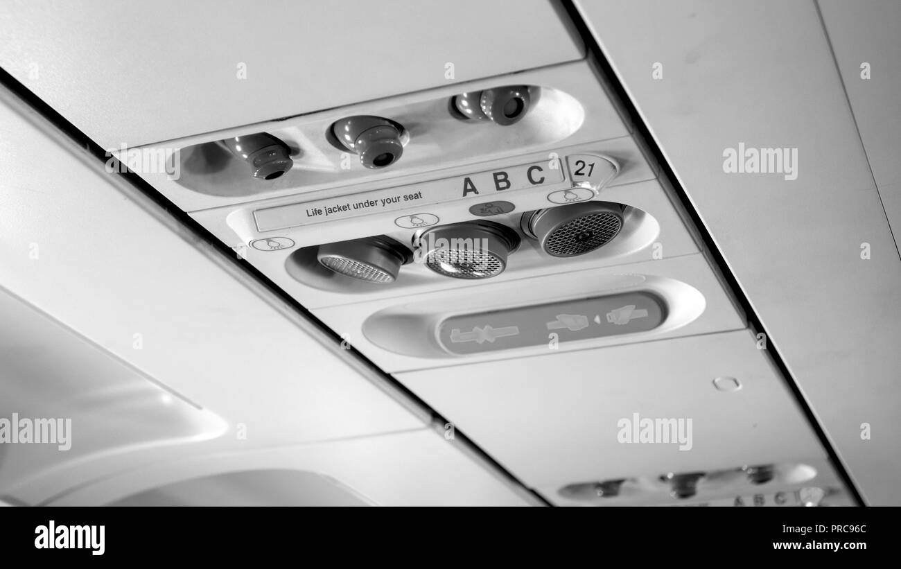 Foto in bianco e nero del quadro di comando lato passeggero sul soffitto del velivolo a getto Foto Stock