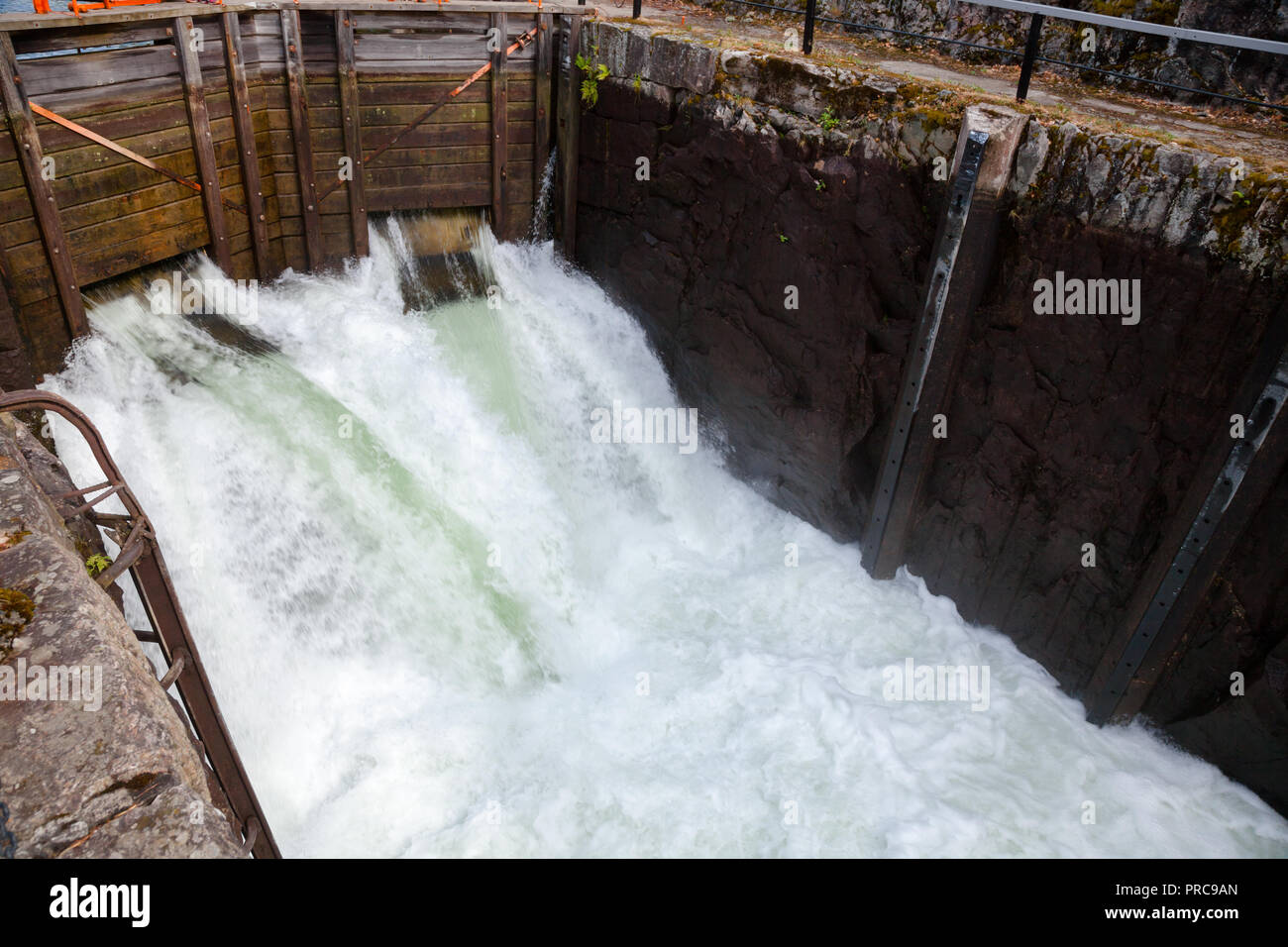 Camera di bloccaggio il riempimento con acqua da monte a Eidsfoss lock sul canale Telemark che collega Skien a Dalen nella contea di Telemark, Norvegia Foto Stock