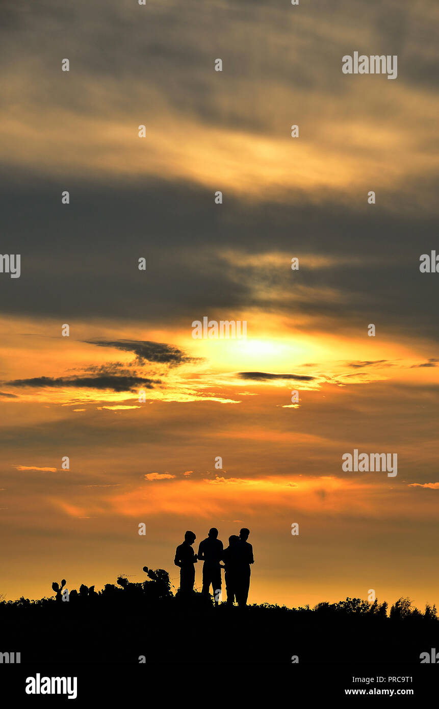 Villaggio dei Giovani al tramonto su un lato mare villaggio chiamato Lal Kankra spiaggia nel quartiere Midnapore del Bengala Occidentale, India. Ragazzi locali al tramonto di sera. Foto Stock