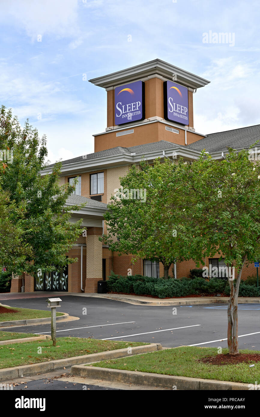 Sleep Inn and Suites anteriore ingresso esterno con segno aziendale e il logo a Montgomery in Alabama, Stati Uniti d'America. Foto Stock