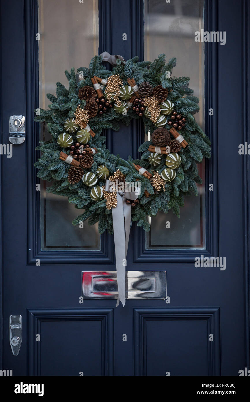 Le decorazioni di Natale disposti intorno ad una casa residenziale a Londra prima delle feste natalizie, England, Regno Unito Foto Stock