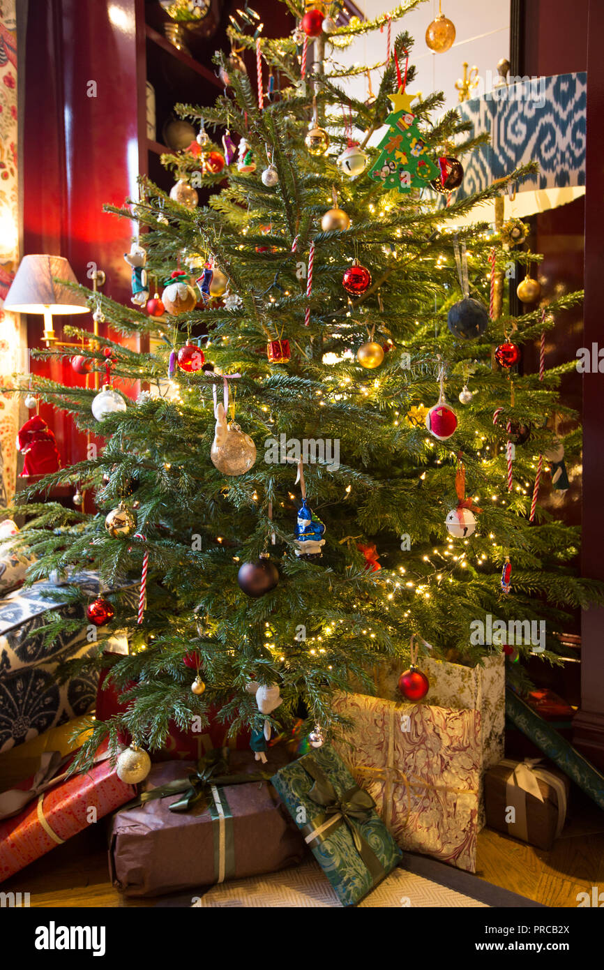 Le decorazioni di Natale disposti intorno ad una casa residenziale a Londra prima delle feste natalizie, England, Regno Unito Foto Stock