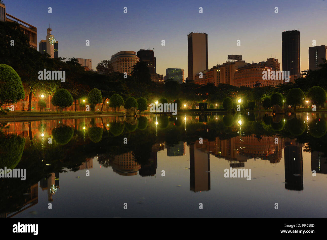Sunrise in Rio de Janeiro Praça Paris, con city center edifici in background, Brasile Foto Stock