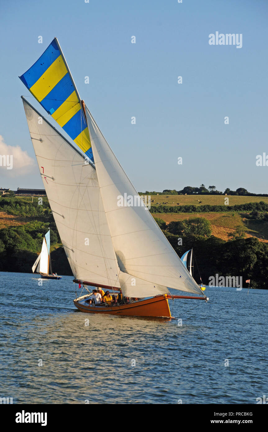 Falmouth tradizionale barca di lavoro sotto la vela nell'estuario del fal Foto Stock