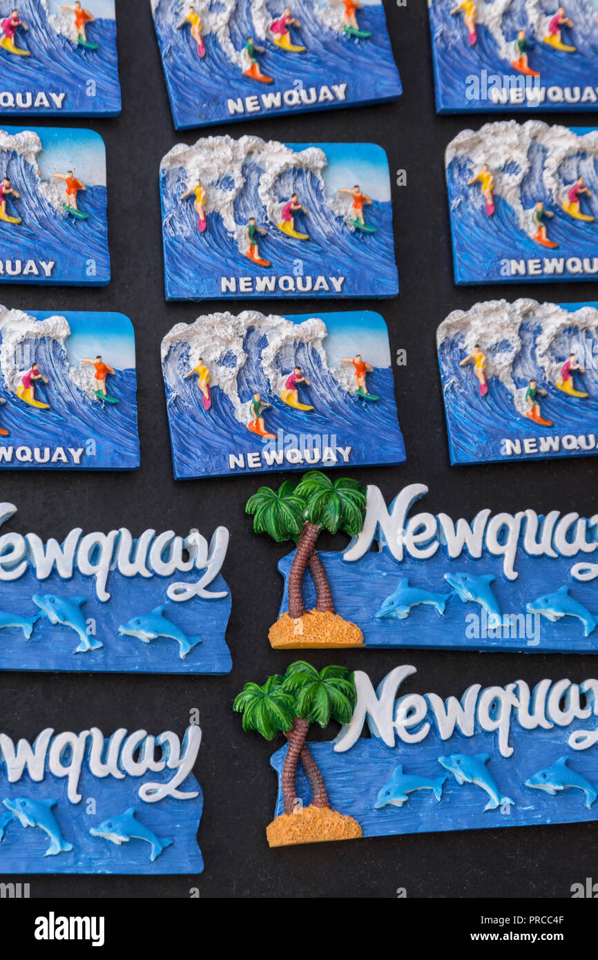 La Cornovaglia. Navigare in frigo magnete souvenir in Newquay - home di Boardmasters Festival. Staycation Cornwall concetto, holiday souvenir. Foto Stock
