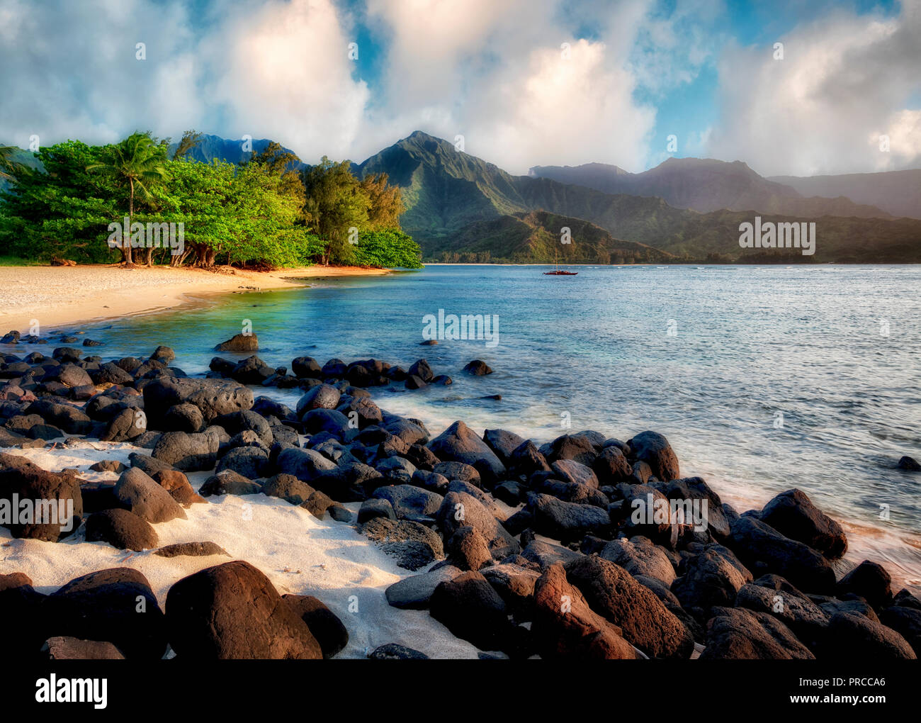 Hanalei Bay con sabbia bianca e nera di rocce vulcaniche. Kauai, Hawaii. Foto Stock