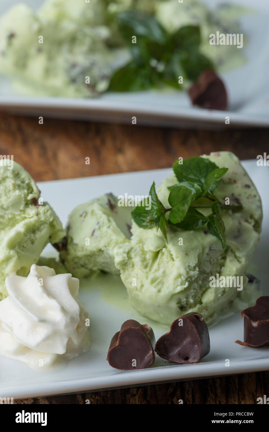 Primo piano della menta piperita gelato su piastre Foto Stock