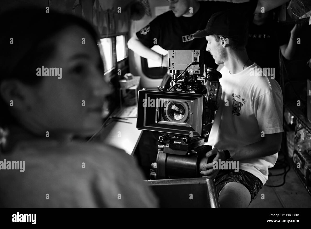 New York, NY; Agosto 2018: bianco e nero girato di una troupe cinematografica che lavora su una scena all'interno di un bus Foto Stock