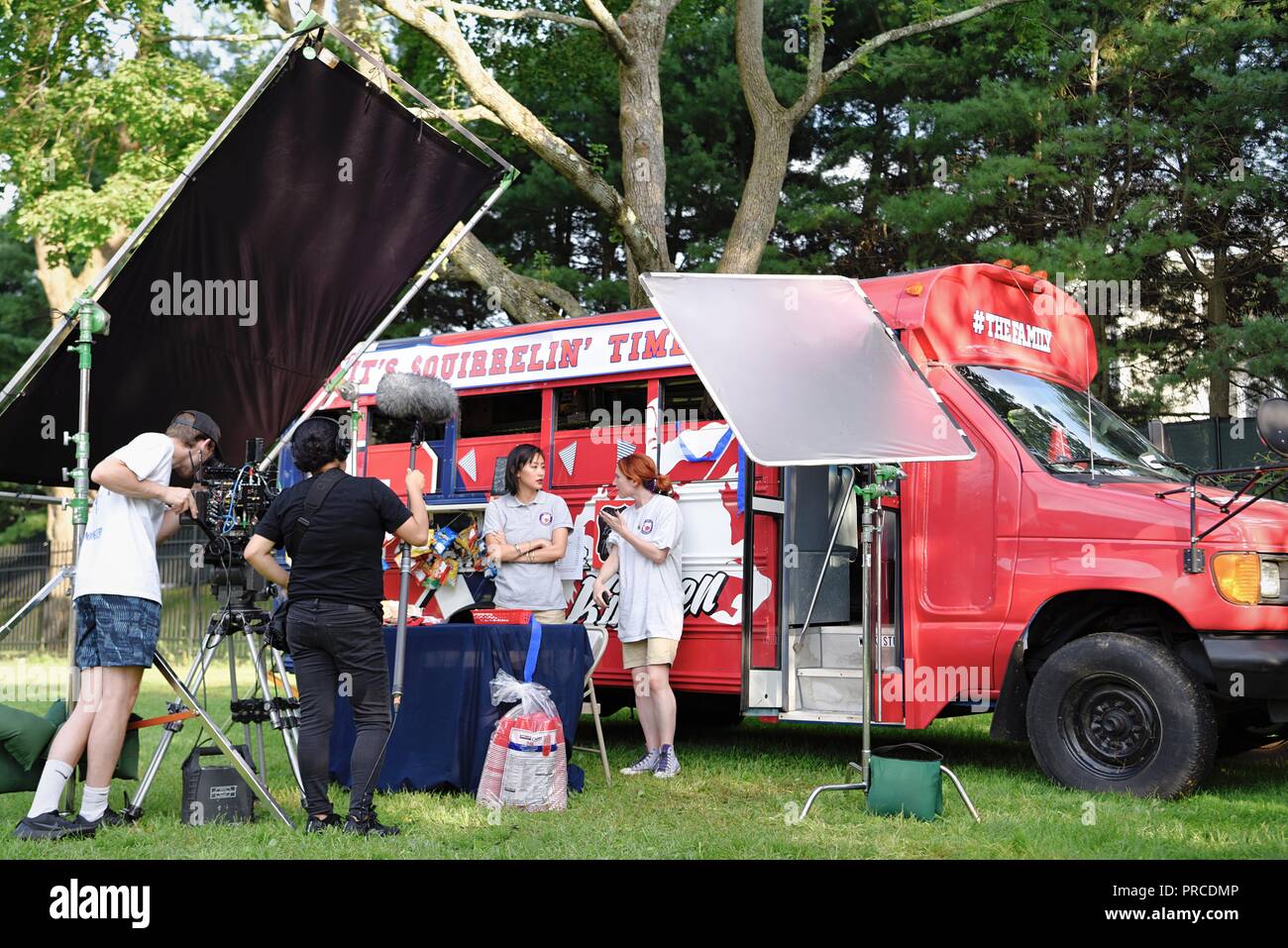 New York, NY; Agosto 2018: una troupe cinematografica che spara una scena di fronte a un bus Foto Stock New York, NY; Agosto 2018: una troupe cinematografica che spara una scena di fronte a un bus Foto Stock