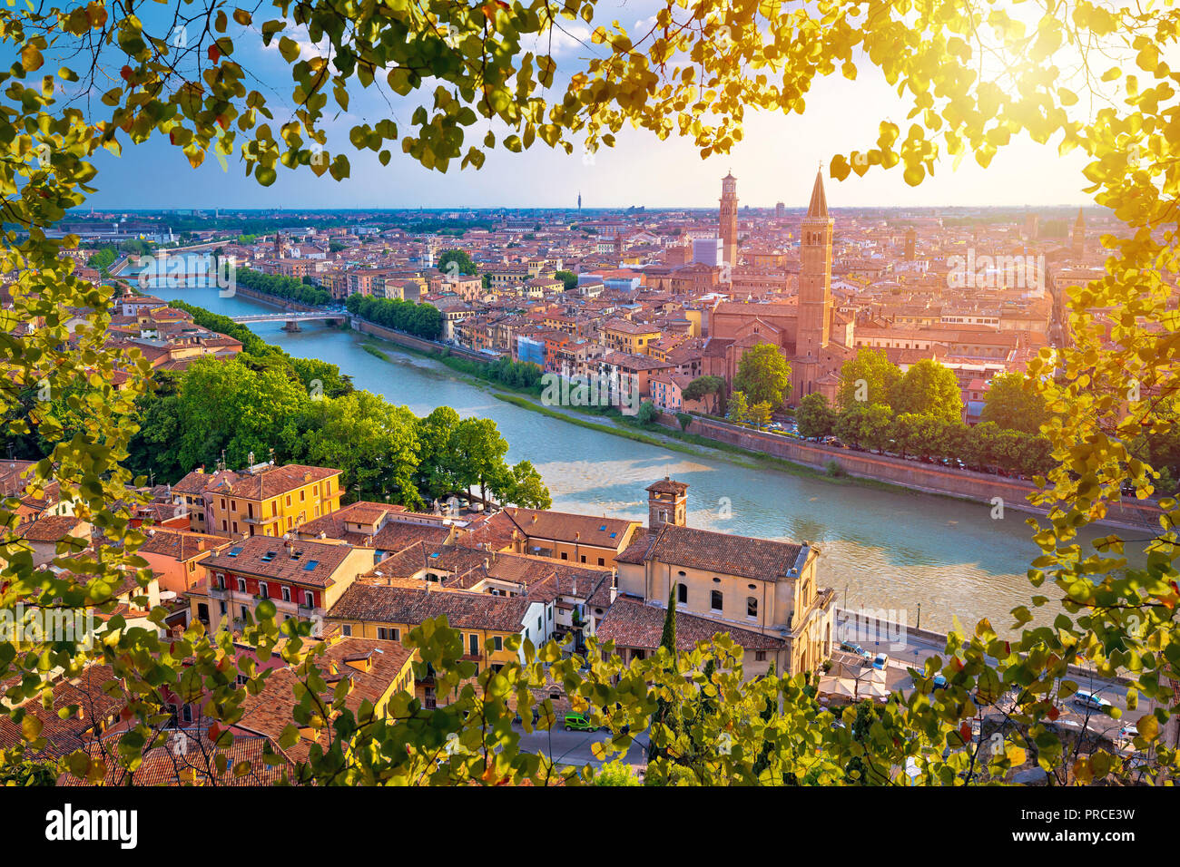 Cry di Verona e il fiume Adige vista aerea attraverso il telaio di foglia, destinazione turistica in Veneto Foto Stock
