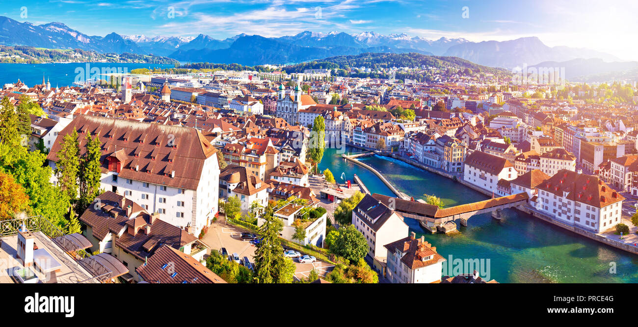 Città di Lucerna antenna panoramico tramonto vista haze, Alpi e laghi in Svizzera Foto Stock