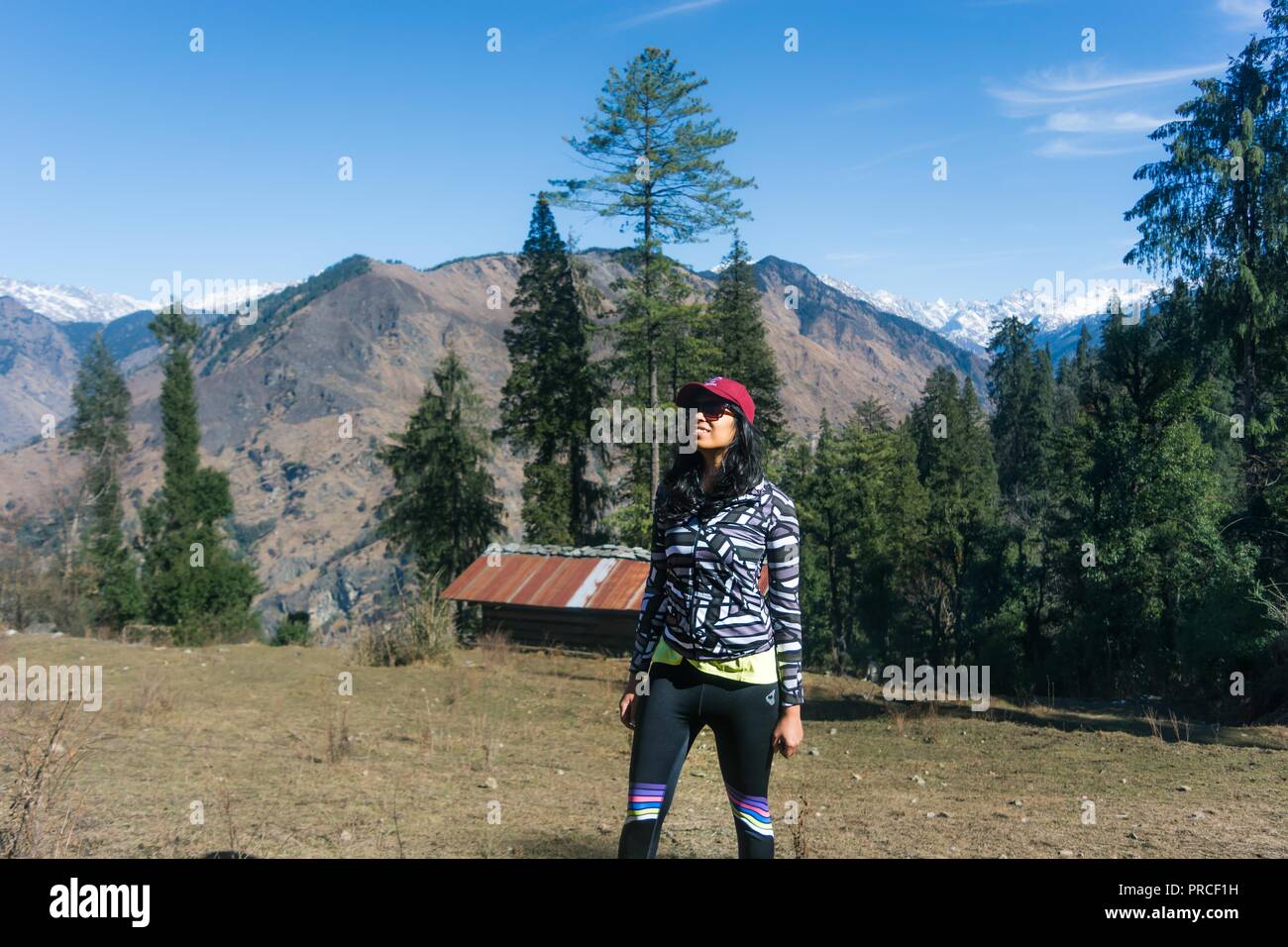 Ragazza indiana Kedarkantha trekking - un popolare inverno trek in India Foto Stock Ragazza indiana Kedarkantha trekking - un popolare inverno trek in India Foto Stock