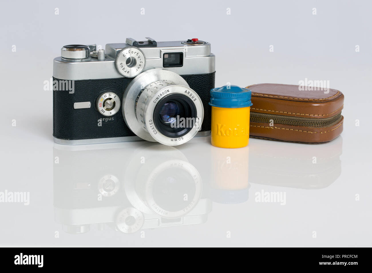 Un americano reso Argus C44R 35mm rangefinder telecamera cinematografica, un barattolo di Kodak con codice colore per pellicola Ektachrome, e un misuratore di esposizione in una custodia di pelle. T Foto Stock
