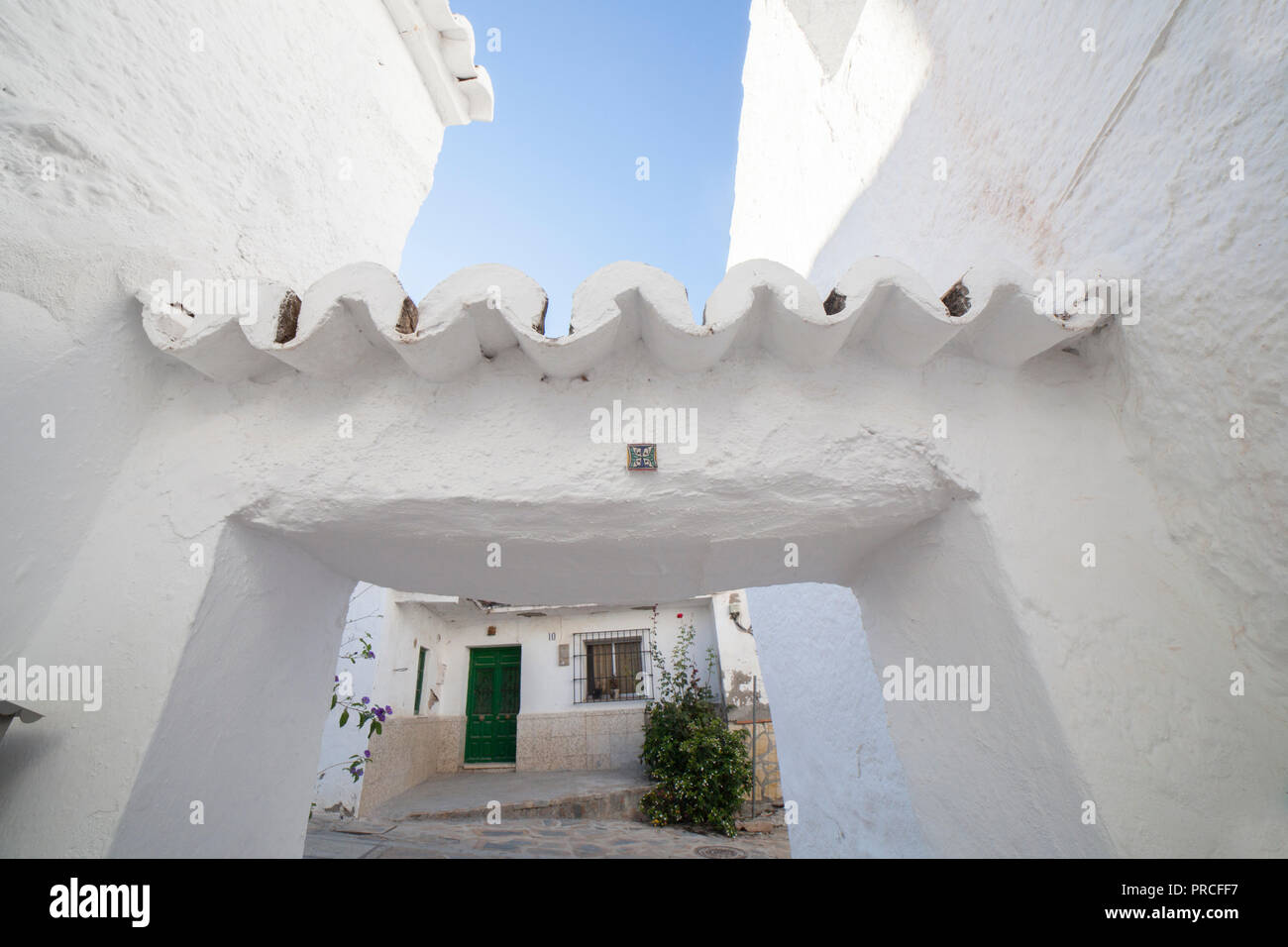 Comares, bianco villaggio sulla collina di montagne di Malaga, Andalusia, Spagna. Case a schiera Foto Stock