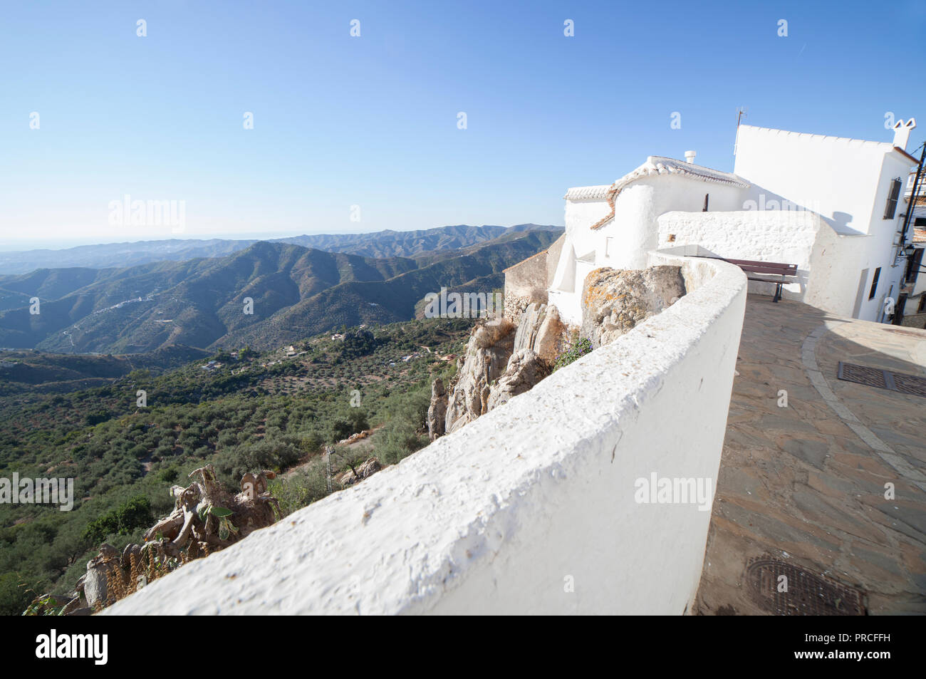 Comares, bianco villaggio sulla collina di montagne di Malaga, Andalusia, Spagna. Case a schiera Foto Stock