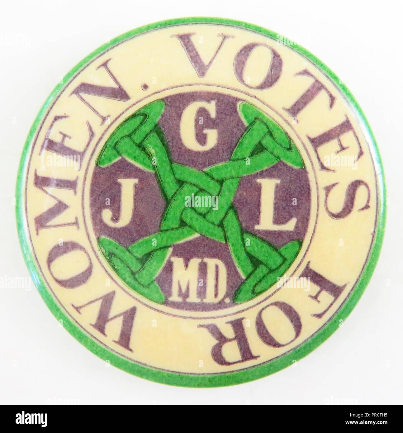 Viola, Verde e bianco (o panna) suffragio pin, con il testo "voti per le donne, J G L MD, ' prodotte per il mercato americano, dal proprio governo League of Maryland (JGLM) utilizzando colori presi in prestito dalle donne e sociali dell'Unione politica, 1915. Fotografia di Emilia van Beugen. () Foto Stock