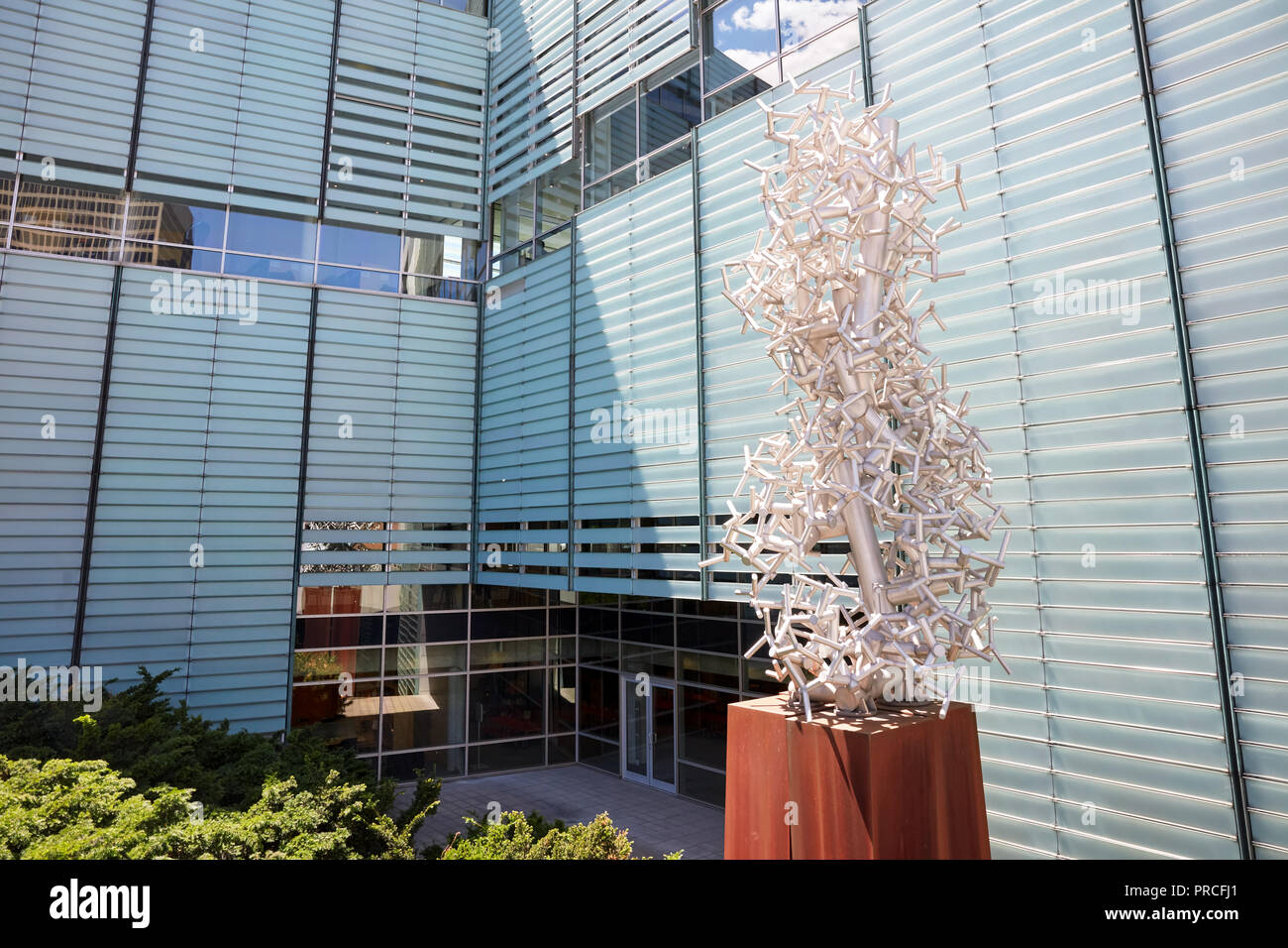 Espace fractal scultura di Jean Pierre Morin nel giardino del BanQ biblioteca pubblica su una soleggiata giornata estiva a Montreal, Quebec, Canada Foto Stock