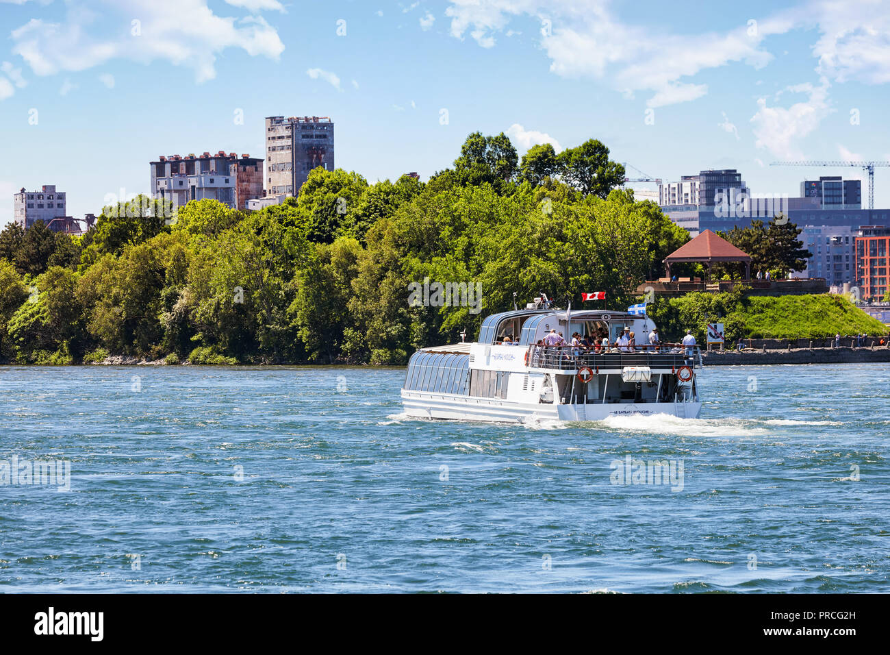 Escursione in barca a vela sulla st. Fiume San Lorenzo e Montreal cirty background in Québec, Canada. Foto Stock