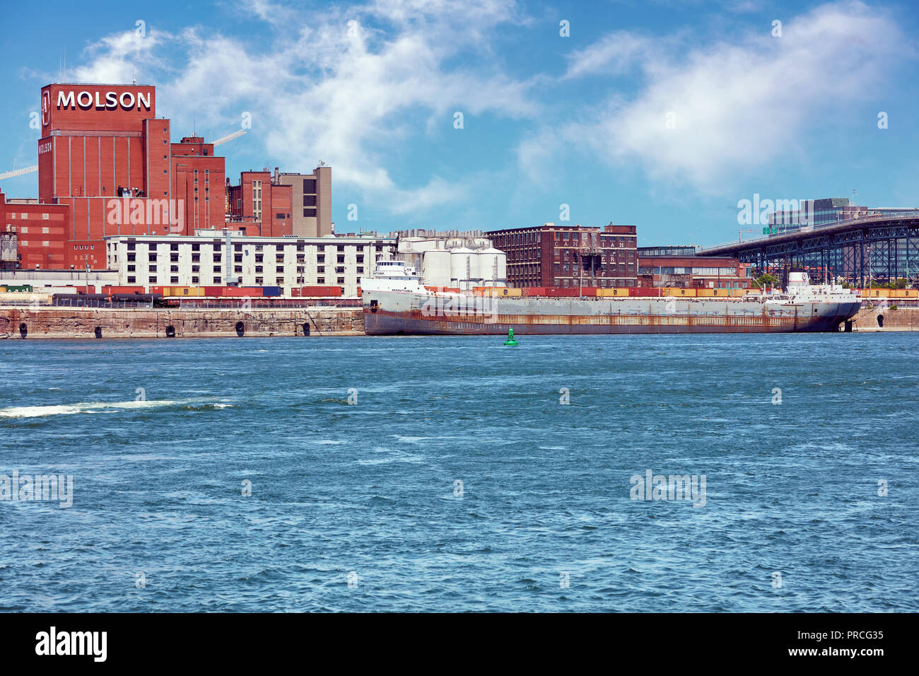 Storica fabbrica di birra Molson e la costruzione di una nave ancorata nei pressi del vecchio porto sul fiume San Lorenzo a Montreal, Quebec, Canada Foto Stock