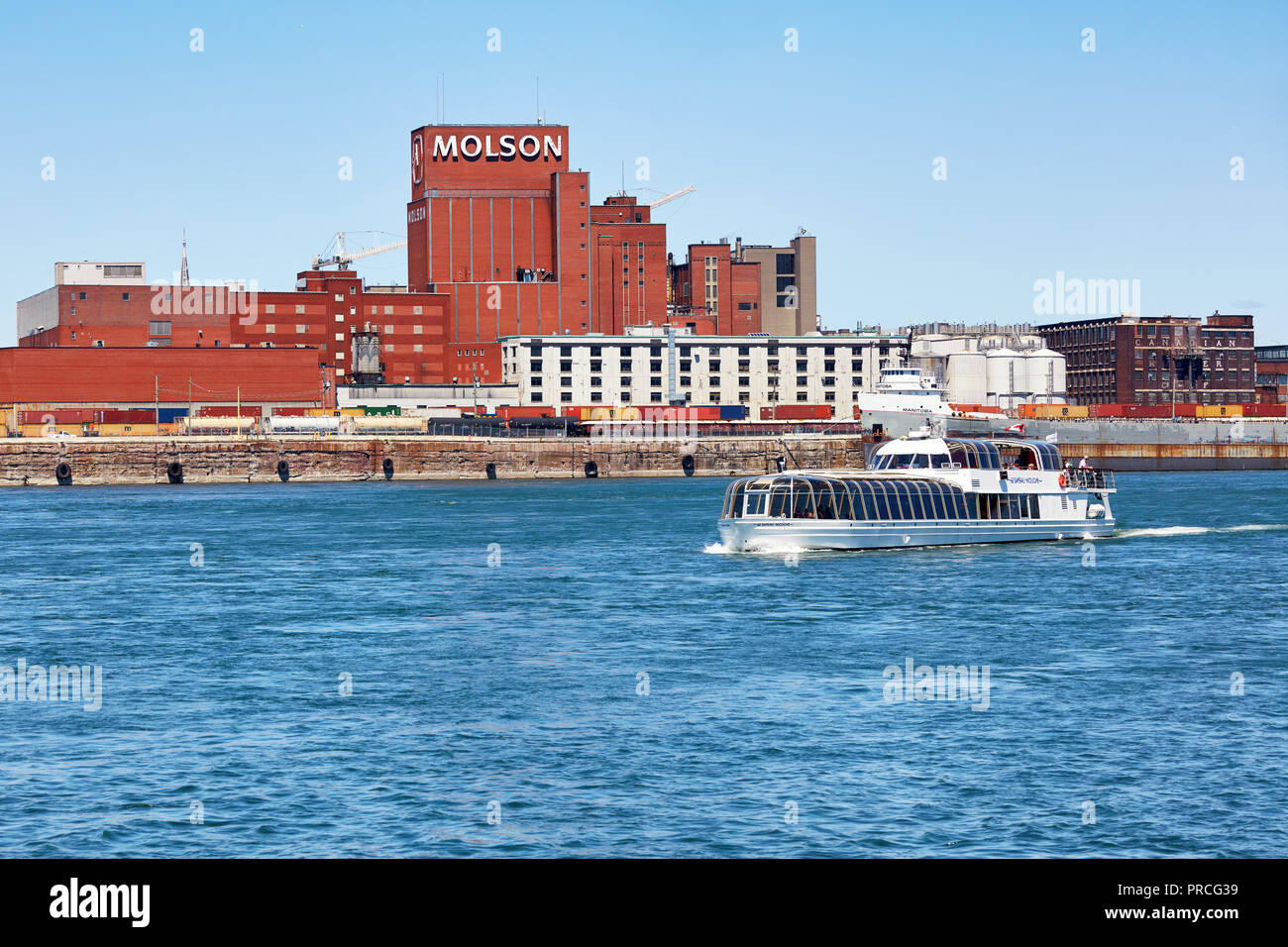 Molson storico edificio della birreria e un tour in barca sul fiume San Lorenzo a Montreal, Quebec, Canada. Foto Stock