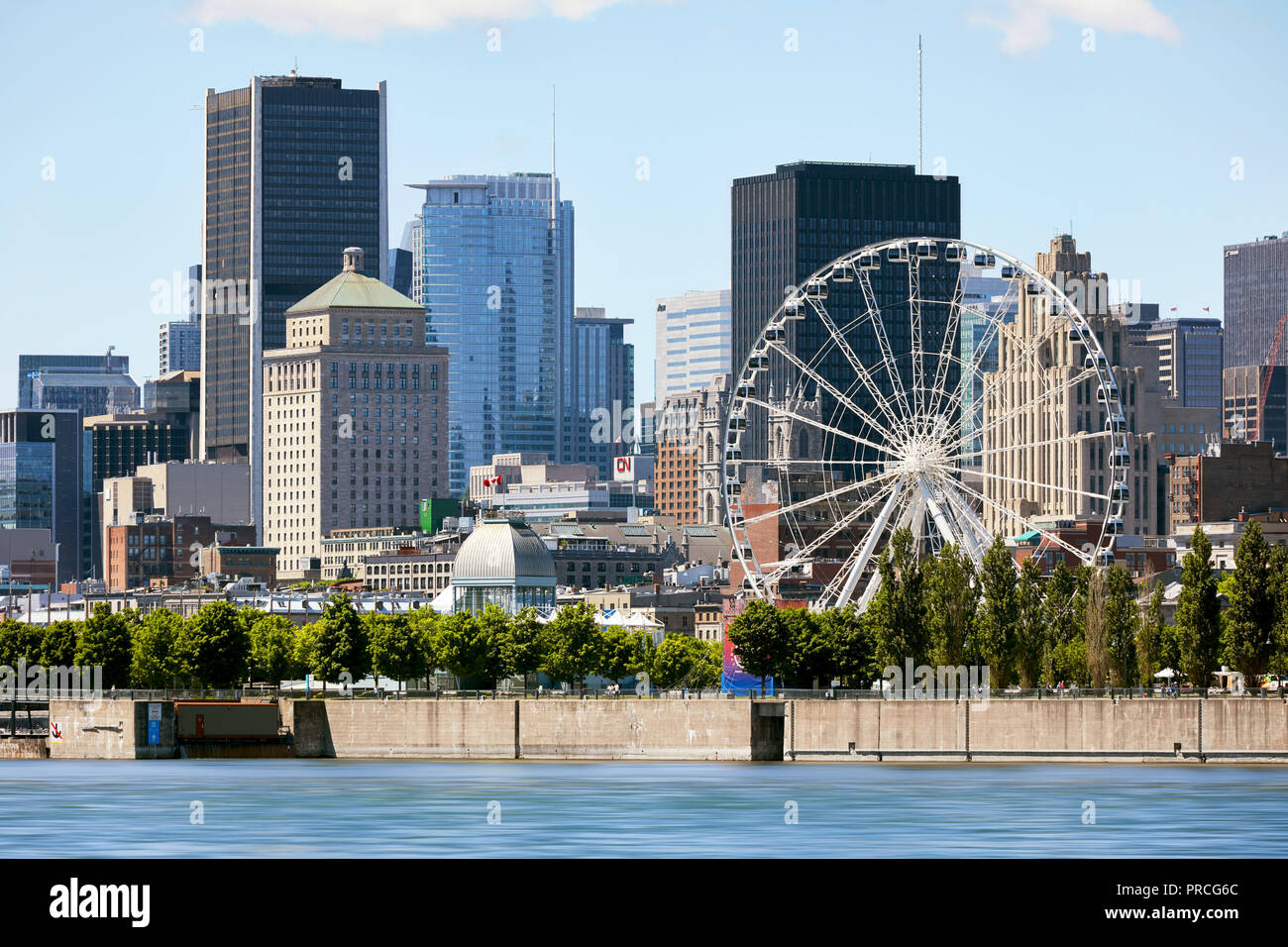 Paesaggio urbano del vecchio porto di Montreal, Quebec, Canada, sul fiume San Lorenzo e la ruota panoramica. Foto Stock