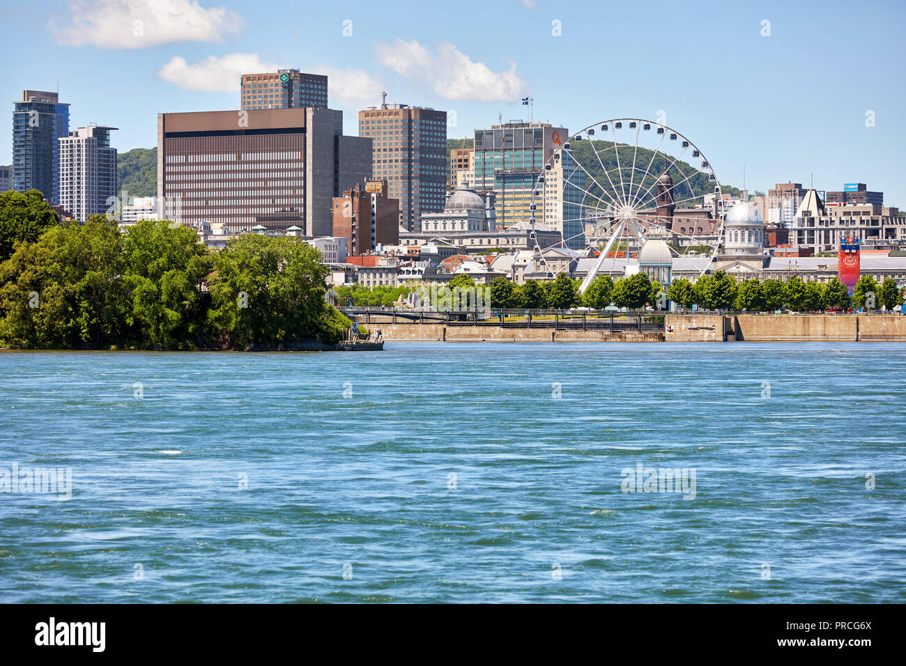 Paesaggio urbano del vecchio porto di Montreal, Quebec, Canada, sul fiume San Lorenzo e la ruota panoramica. Foto Stock