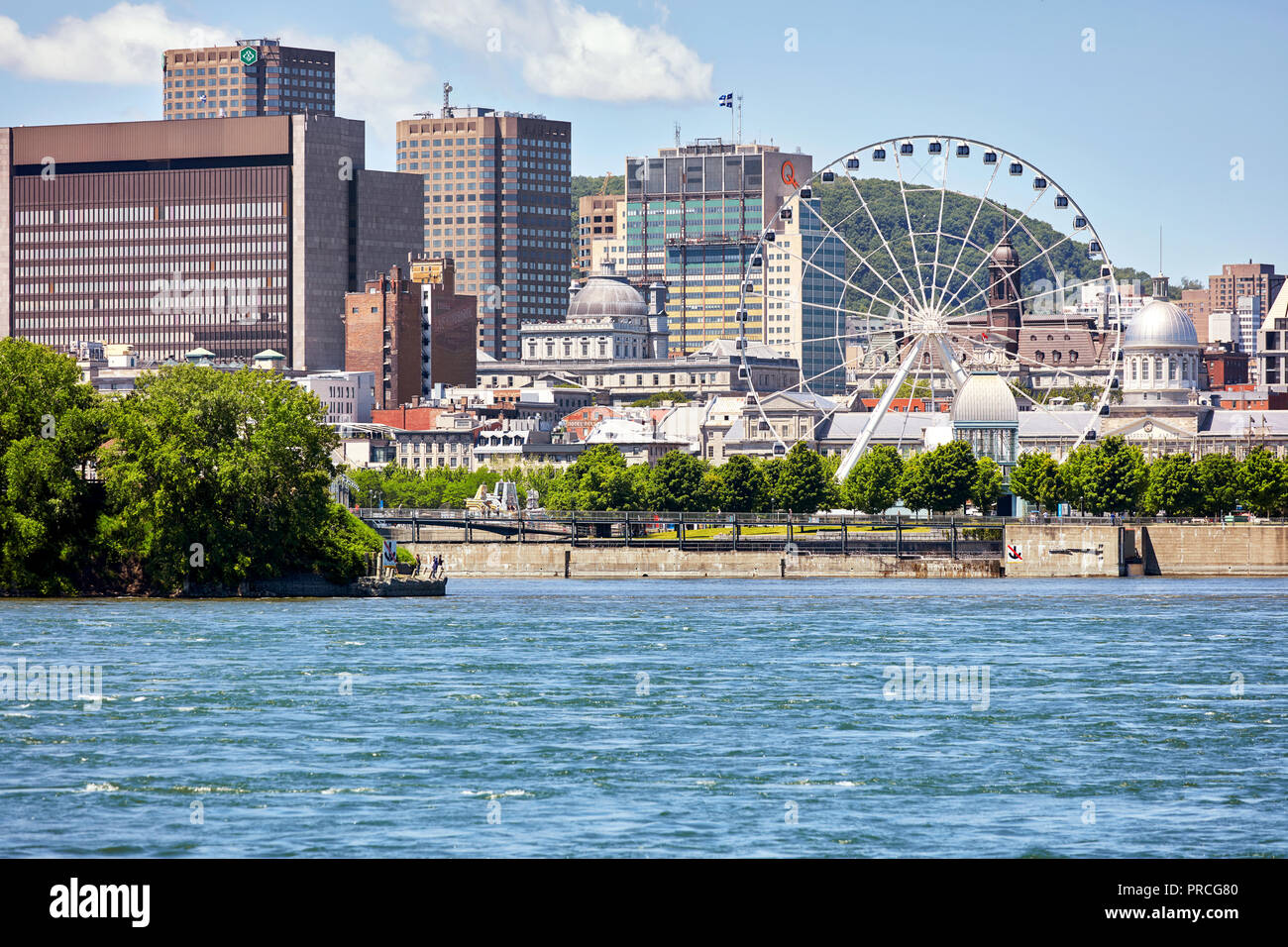 Paesaggio urbano del vecchio porto di Montreal, Quebec, Canada, sul fiume San Lorenzo e la ruota panoramica. Foto Stock